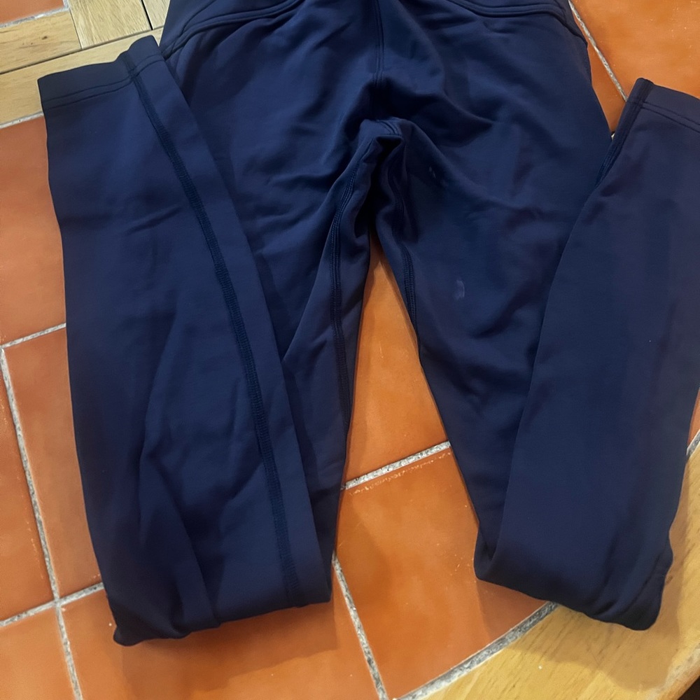 SOLD❌❌ Leggings Lululemon Navy Blue size 2 excelent condition! - Picture 2 of 6
